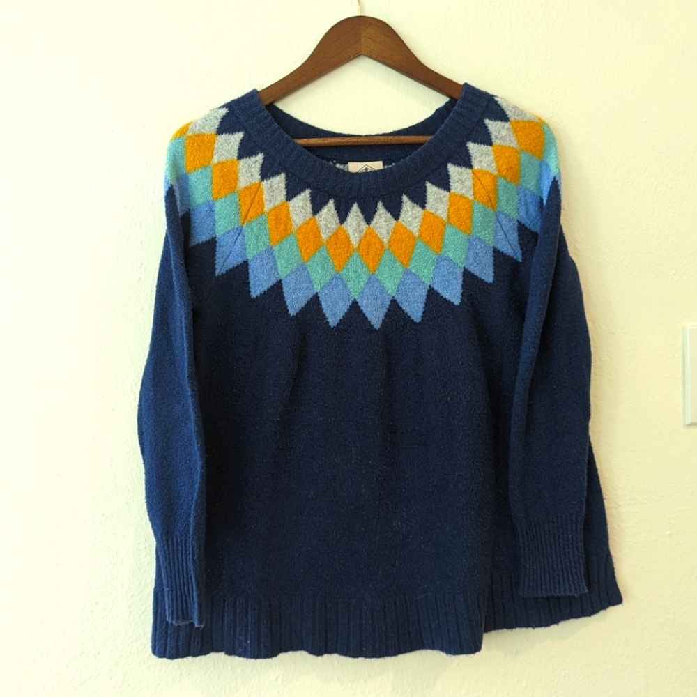 Scoop neck pattern sweater